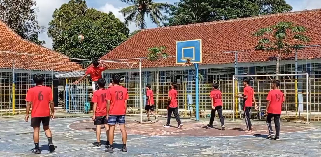 Lebih dari Sekadar Olahraga: Pelatihan Voli Bentuk Karakter Siswa