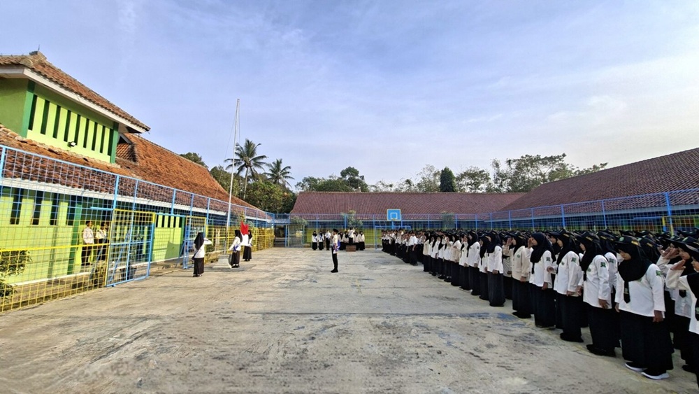 Upacara Bendera Hari Senin: Pembina Upacara Motivasi Siswa Kembangkan Potensi dan Bakat untuk Menggapai Kesuksesan
