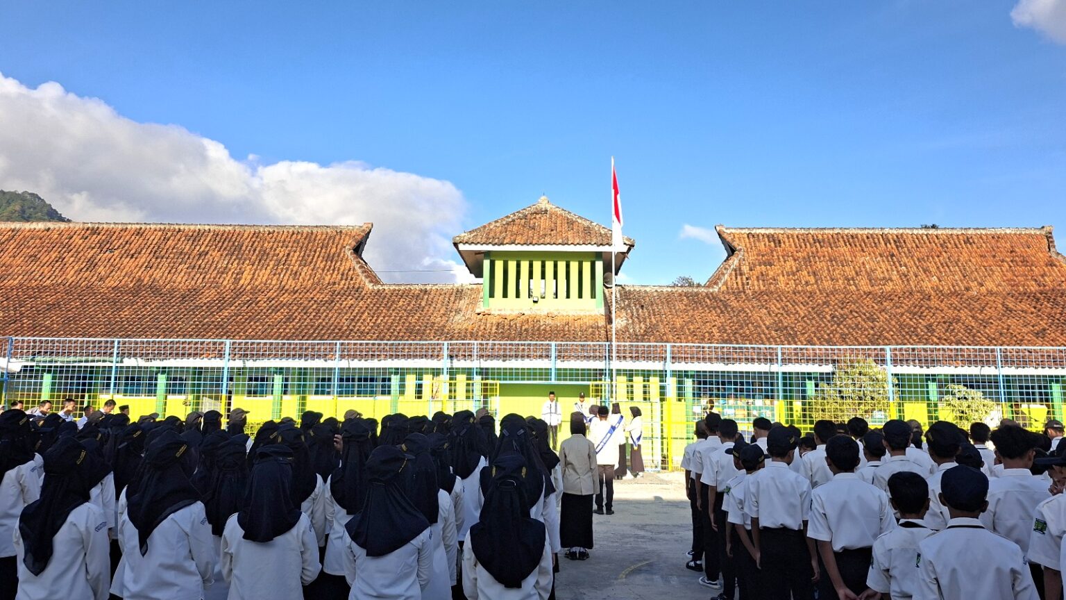 Upacara Bendera di MTsN 11 Majalengka: Lebih dari Sekadar Rutinitas Senin Pagi