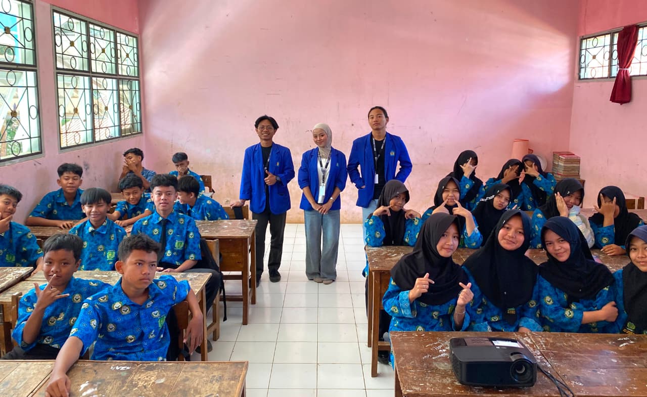 Mahasiswa KKN UNMA Hadirkan Smart Village Academic di MTsN 11 Majalengka