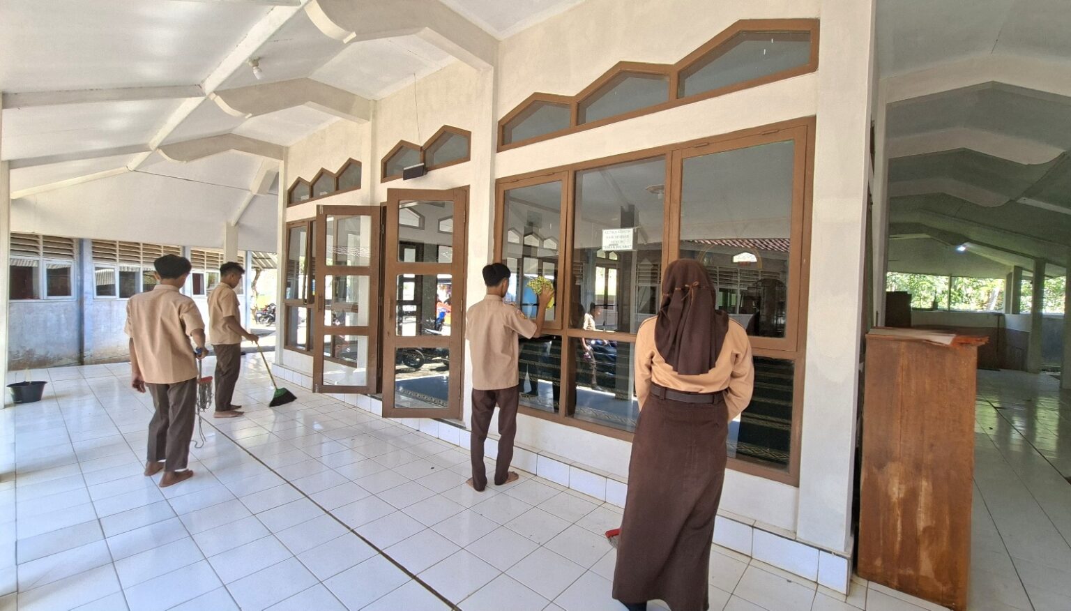 Jumat Bersih Masjid: Bentuk Karakter Religius dan Kepedulian Siswa MTsN 11 Majalengka