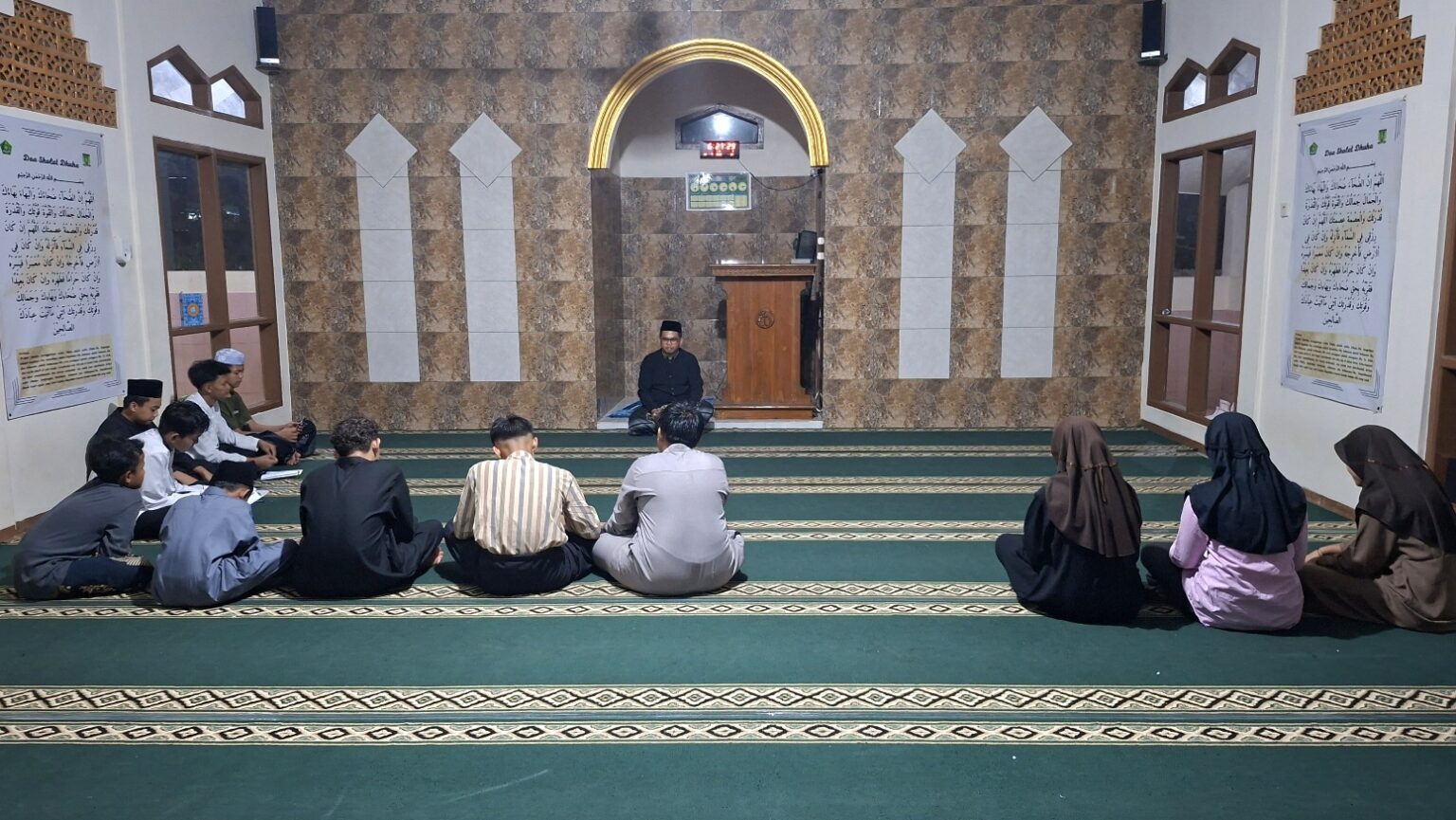Malam Kamis Penuh Hikmah: Santri Baitul Ilmi MTsN 11 Majalengka Dalami Mahfudzat Bahasa Arab
