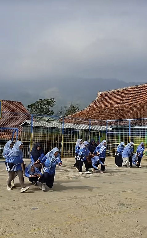 Ibu-ibu Guru juga tidak mau kalah ikut lomba HUT RI ke-81